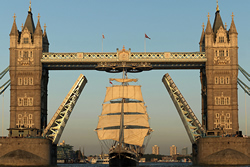 Le Belem franchit le Tower Bridge Le Belem franchit le Tower Bridge