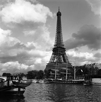 Le Belem, démâté, est transféré à Paris et amarré au pied de la Tour Eiffel