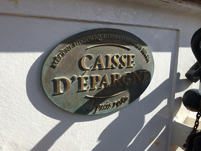 Plaque mécénat Caisse d'Epargne sur le fronton de la dunette