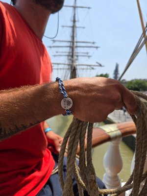 Bracelet Bleu avec Médaille en Vieil Argent